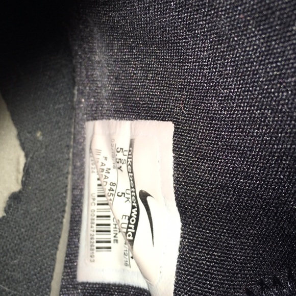 Nike Lebron James Boys Basketball Shoes - Picture 9 of 10